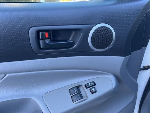 Used 2005 Toyota Tacoma Base image 8