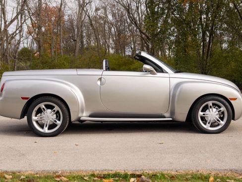 Used 2005 Chevrolet SSR w/ Preferred Equipment Group image 9