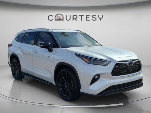 Used 2023 Toyota Highlander XLE FWD image 4
