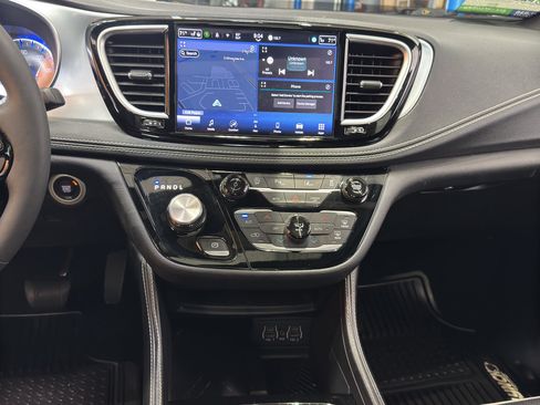 Used 2025 Chrysler Pacifica Limited FWD image 31
