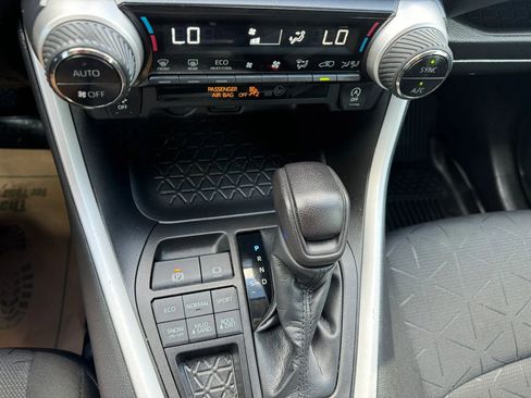 Used 2022 Toyota RAV4 XLE AWD/4WD image 10