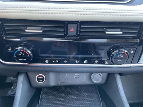 Used 2021 Nissan Rogue SV w/ Premium Package image 20