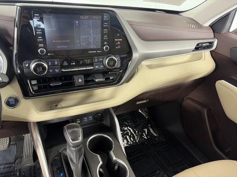 Used 2022 Toyota Highlander XLE AWD/4WD image 4