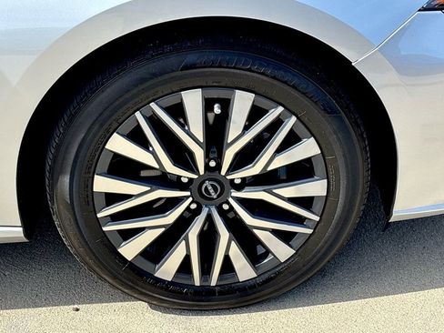 Used 2024 Nissan Altima 2.5 SV image 32