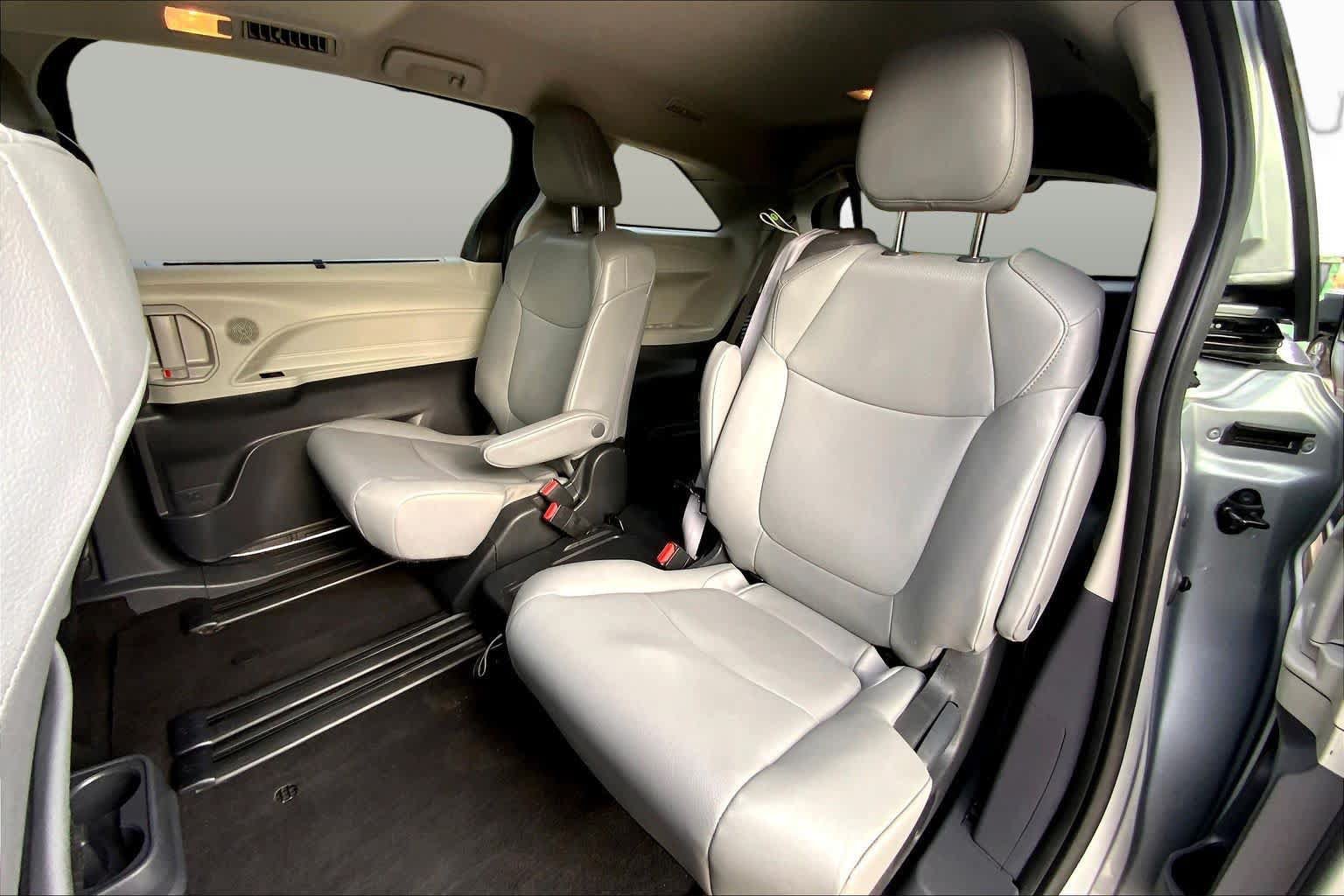 Used 2024 Toyota Sienna XLE FWD image 20
