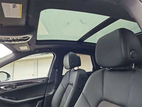 Certified 2025 Porsche Macan image 16