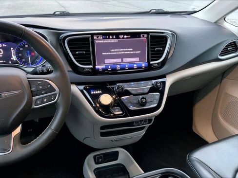 Used 2023 Chrysler Pacifica Touring-L image 6