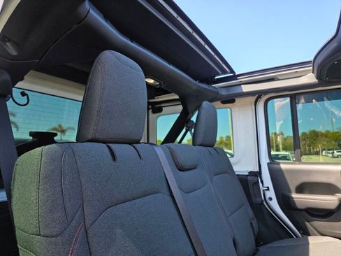 Used 2024 Jeep Wrangler Rubicon image 14