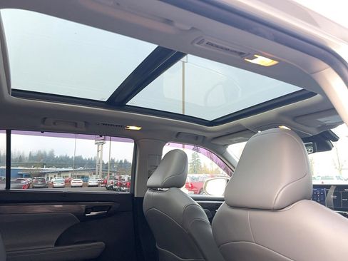 Used 2022 Toyota Highlander Platinum image 29