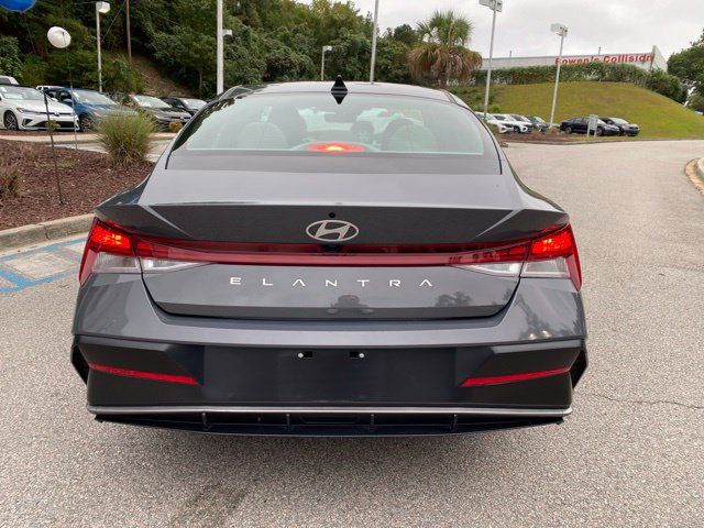 Used 2025 Hyundai Elantra SEL FWD image 5