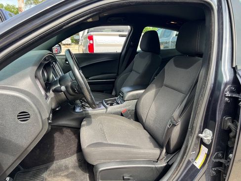 Used 2018 Dodge Charger SXT RWD image 9
