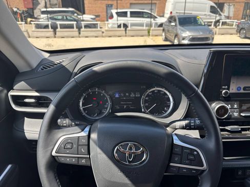 Used 2025 Toyota Highlander LE FWD image 36
