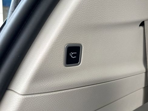 Used 2024 Chrysler Pacifica Touring-L FWD image 12