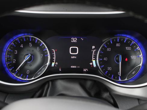 Used 2025 Chrysler Pacifica Select FWD image 11