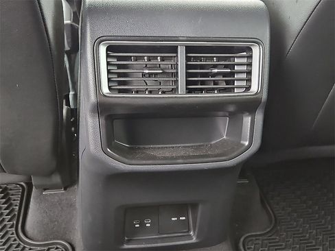 Used 2024 Volkswagen Atlas Cross Sport SE image 21