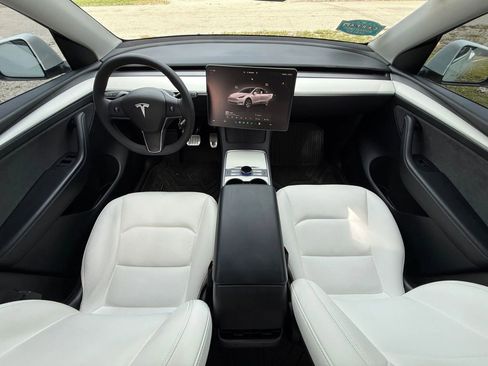 Used 2022 Tesla Model Y Long Range image 17