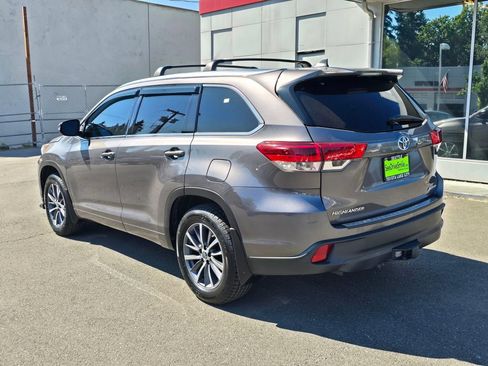 Used 2017 Toyota Highlander XLE AWD/4WD image 5