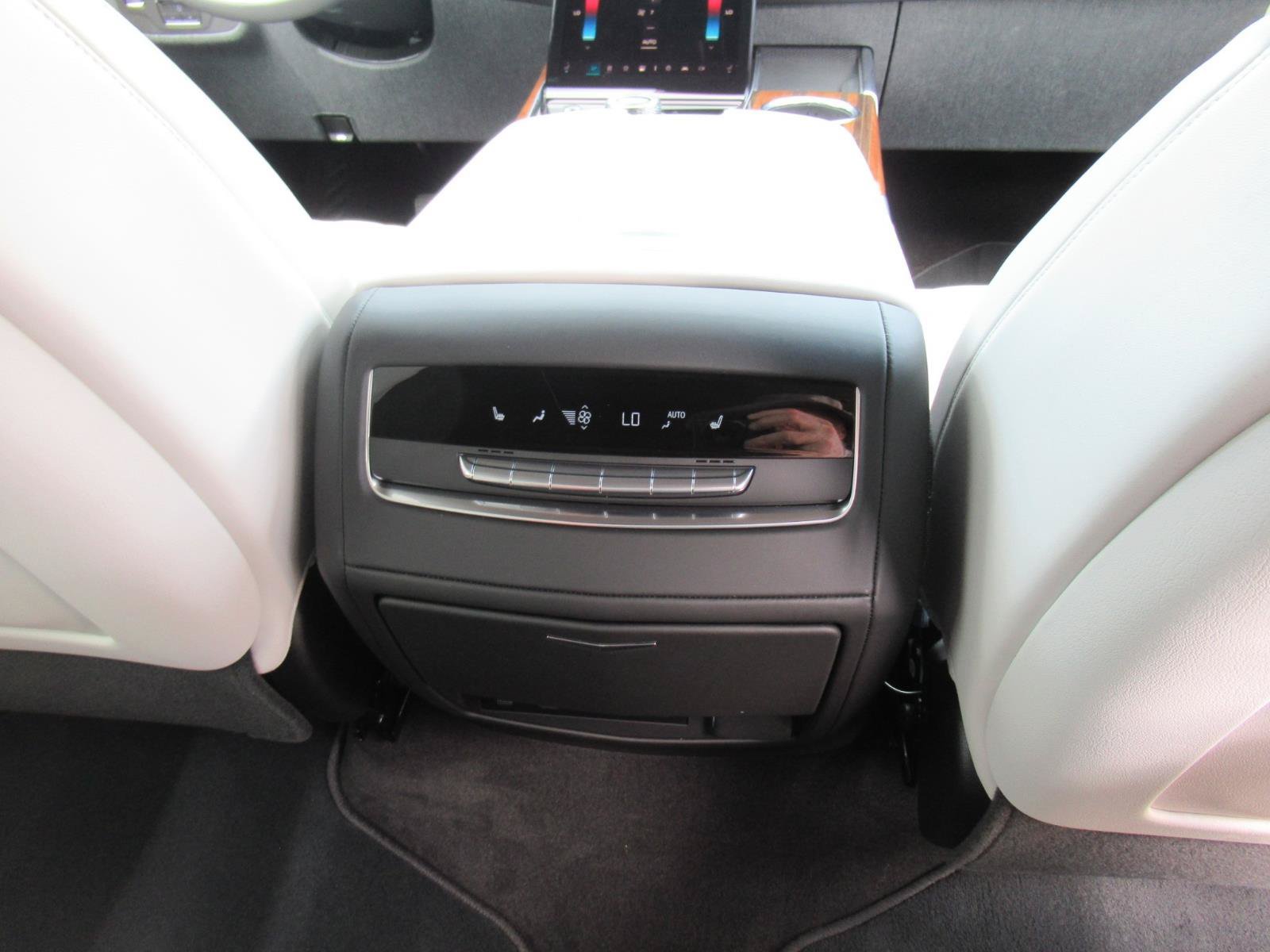 Certified 2026 Cadillac Escalade ESV Platinum Sport w/ LPO, ONYX Package AWD/4WD image 38
