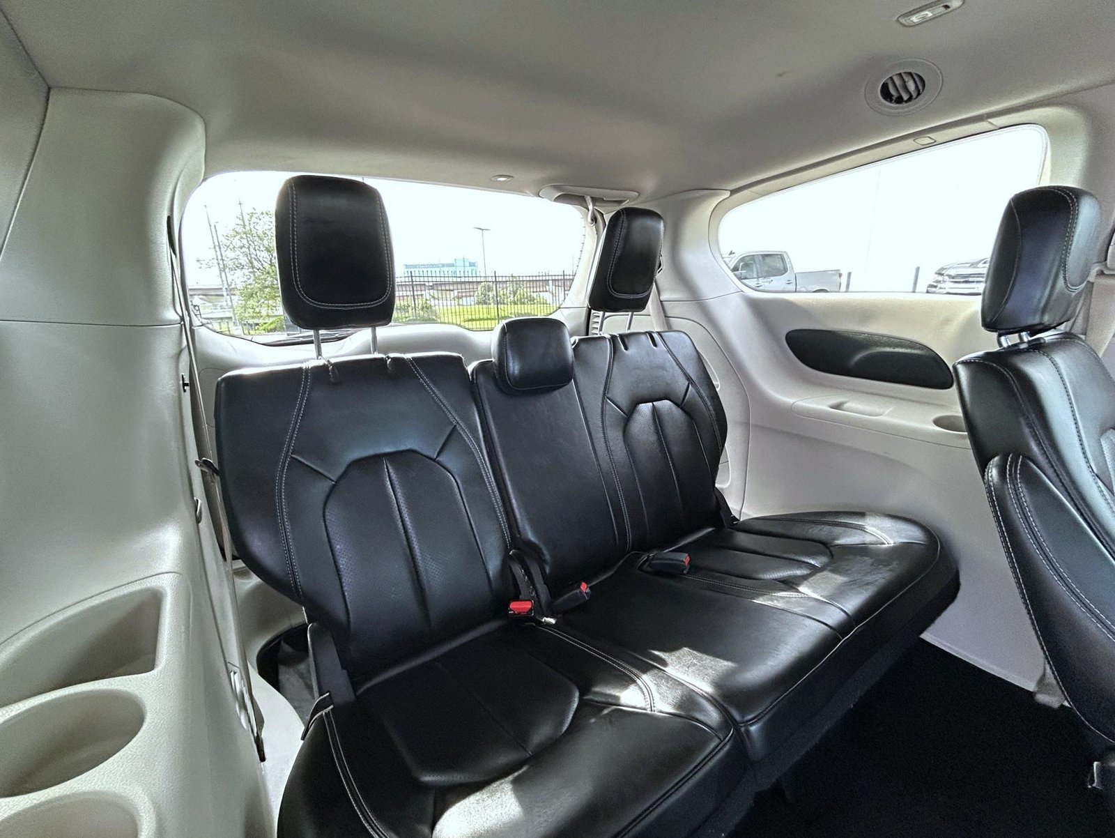 Used 2023 Chrysler Pacifica Touring-L FWD image 19