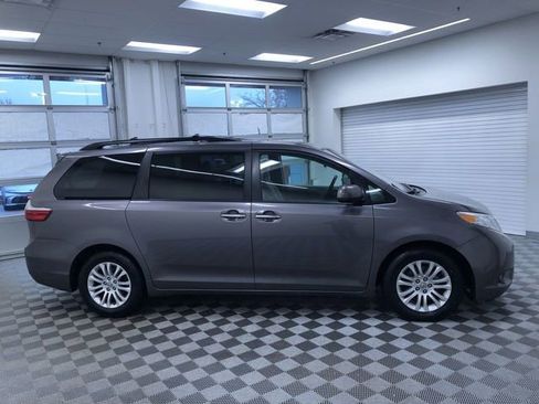 Used 2015 Toyota Sienna XLE image 40