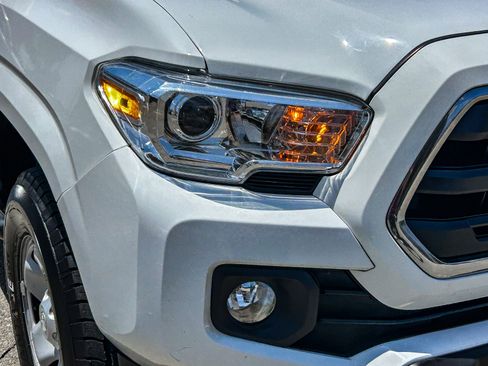 Used 2017 Toyota Tacoma SR5 RWD image 4