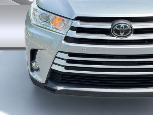 Used 2019 Toyota Highlander XLE AWD/4WD image 11
