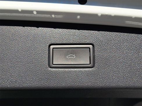 Certified 2022 Volkswagen Tiguan SE R-Line image 15