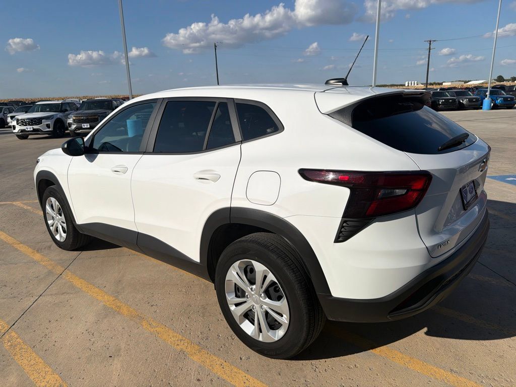 Used 2026 Chevrolet Trax LS FWD image 5