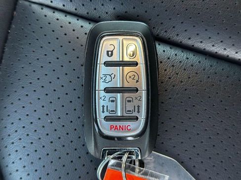 Used 2023 Chrysler Pacifica Touring-L AWD/4WD image 33