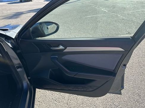 Certified 2025 Volkswagen Jetta SE w/ Sunroof Package image 36