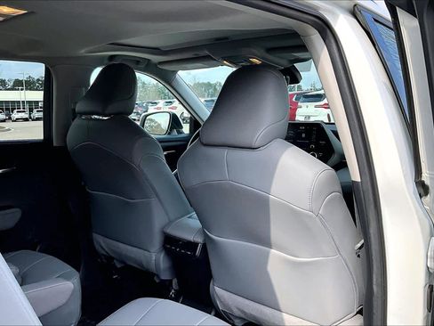 Used 2021 Toyota Highlander XLE image 21