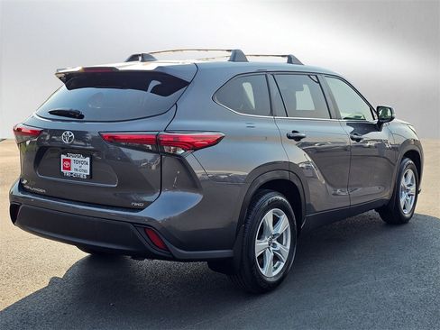 Used 2023 Toyota Highlander L image 5