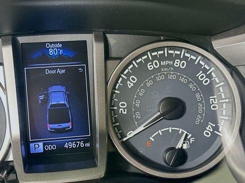 Used 2017 Toyota Tacoma SR5 w/ Tow Package RWD image 12