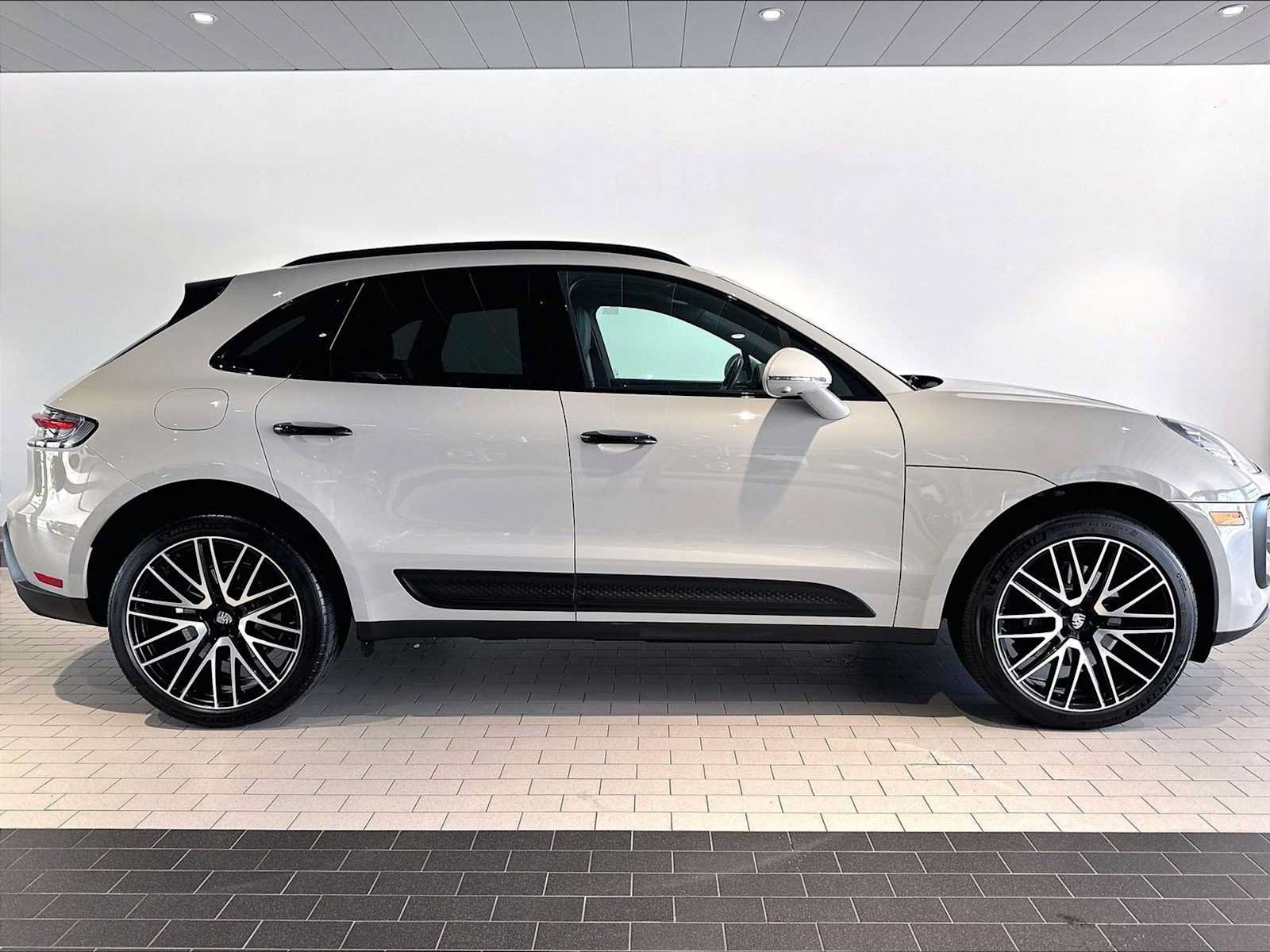 Used 2026 Porsche Macan AWD/4WD image 12