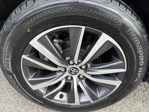 Used 2023 Toyota Venza LE image 5