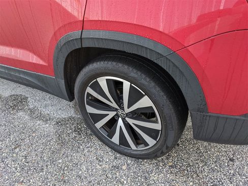 Certified 2022 Volkswagen Taos SE image 9