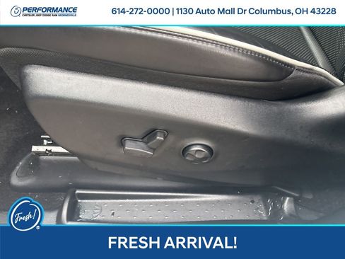 Used 2024 Chrysler Pacifica Premium image 18