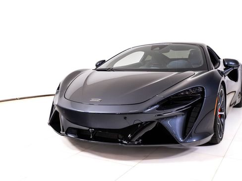 Used 2025 McLaren Artura RWD image 10