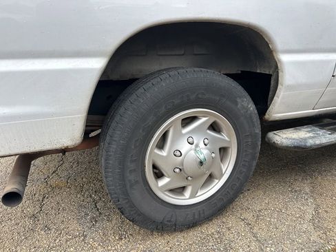 Used 2014 Ford E-250 and Econoline 250 w/ Power Group image 8