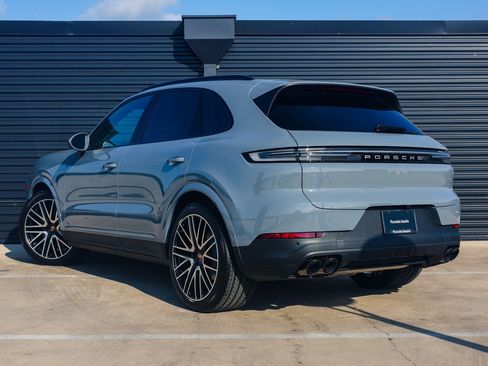 New 2025 Porsche Cayenne image 3