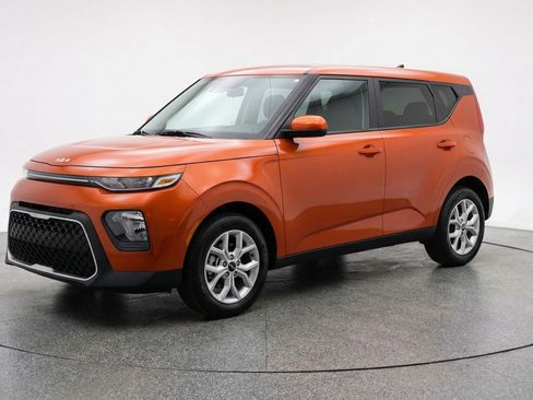 Used 2025 Kia Soul LX w/ LX Technology Package FWD image 3
