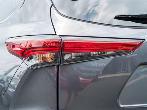 Used 2020 Toyota Highlander XLE AWD/4WD image 7