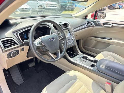 Certified 2017 Ford Fusion SE w/ Fusion SE Technology Package FWD image 6
