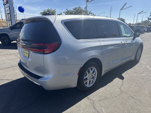 Used 2024 Chrysler Pacifica Touring-L FWD image 6