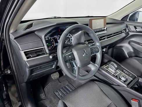 Used 2024 Mitsubishi Outlander ES image 9