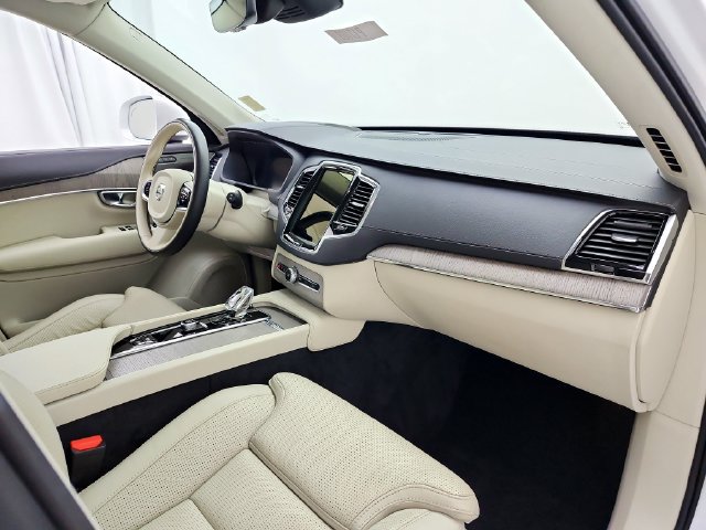 Certified 2025 Volvo XC90 T8 Ultra w/ Protection Package AWD/4WD image 18