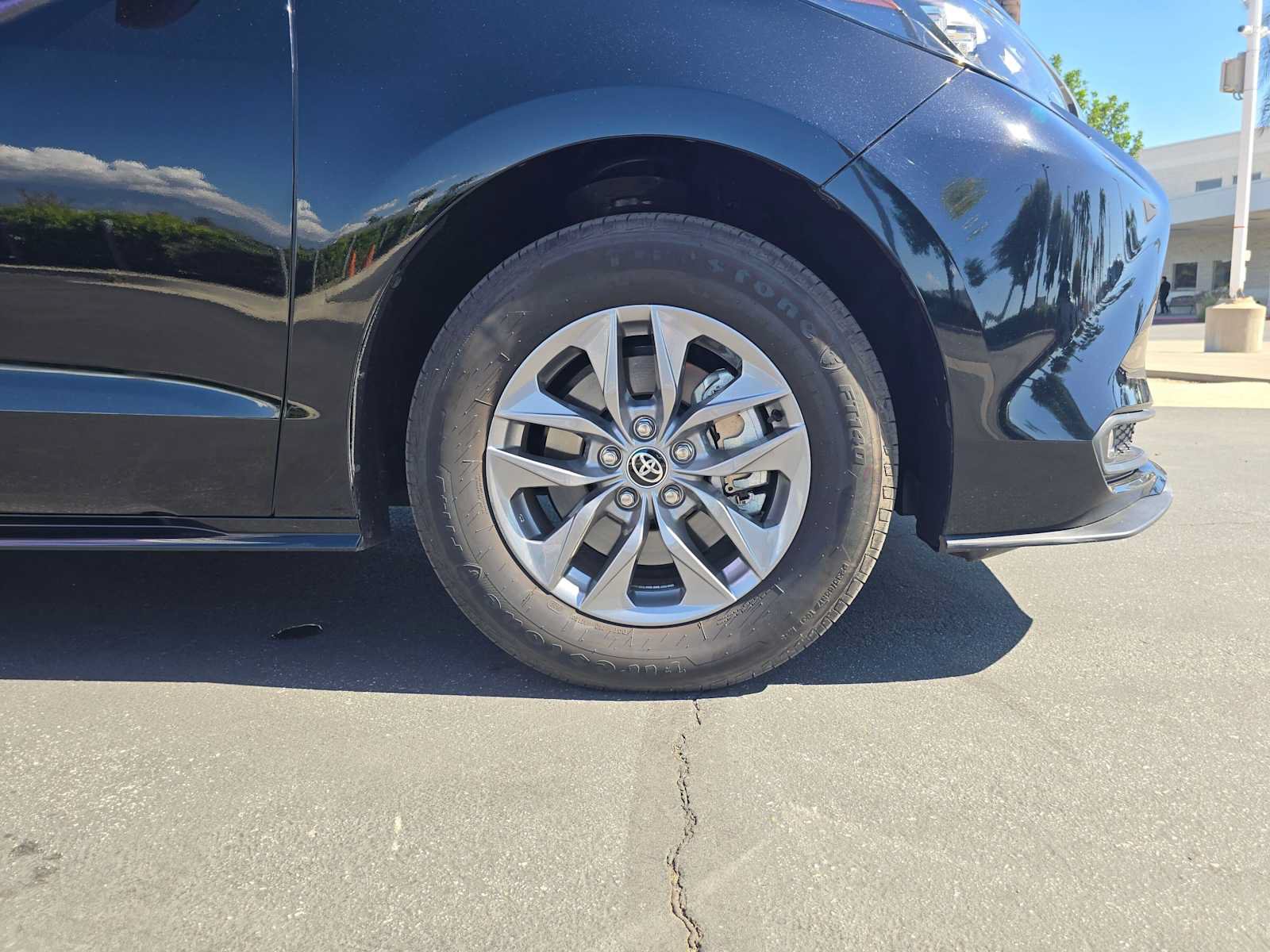 Used 2026 Toyota Sienna XLE FWD image 9