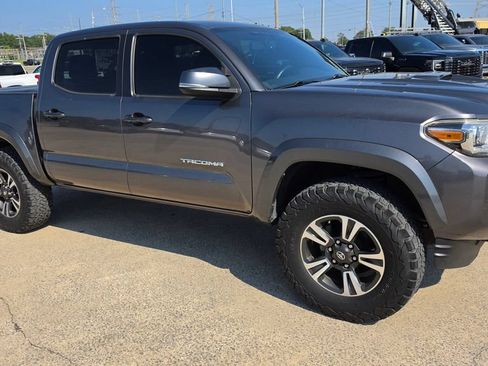 Used 2017 Toyota Tacoma TRD Sport w/ Premium & Technology Package RWD image 1