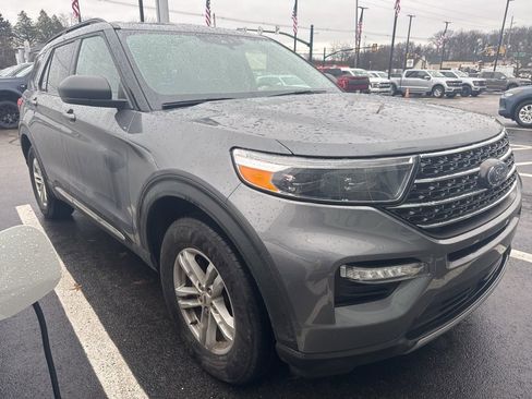 Used 2022 Ford Explorer XLT w/ Equipment Group 202A image 3