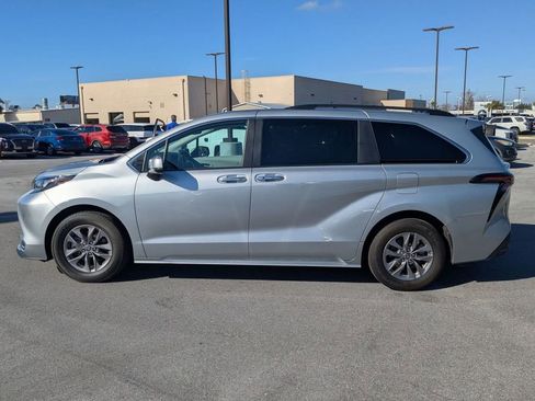 Used 2024 Toyota Sienna XLE image 9